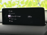 画面には情報、オーディオ、コミュニケーション、ナビゲーション、設定の項目が表示されます。文字が見やすく、必要なメニューを確認しながら日常の移動に活用できます。