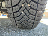 タイヤの溝を近くで写したところです。減り具合の目安にご覧ください。