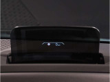 【ヘッドアップディスプレイ】現在の車速表示や目的地へのルート案内やメディア関連のリストを表示する事が可能です。視線移動を減らす事によりドライブに集中して頂けます。