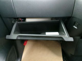 車検証ブックや小物などが収納できるスペースがあります。