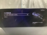 カメラが車線を認識してはみ出しそうになるとステアリングアシストが介入するレーン・キープ・アシストシステムを装備しております。お好みで作動・非作動の設定も可能です。