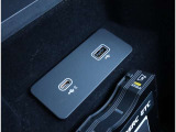 【USBポート】2口のUSBポートを装備。スマートフォンの充電やメディアプレイヤーの接続などに便利です。