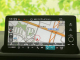 道路や周辺施設が画面上に表示され、目的地までの道順を確認しやすい地図画面です。現在地の把握やルート確認に役立ち、慣れない場所への移動もサポートします。