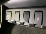アクセサリーソケットはUSBのアダプターなどをつければ、スマホの充電にも使えます。横にはナビゲーション用の外部入力可能なUSB端子がついており、周辺には物が置けるトレーがついています。