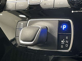 スムーズな操作で快適に運転を楽しめる、シフトポジションを電動で制御する電子式シフトレバーです。