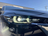 鋭く前方を照らす、LEDヘッドライト。遠くまで視界が開けることで、より安心したストレスのない走行を、提供してくれます。ライトの寿命が長いこともLEDの特徴ですね。