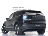 Volvo Cars appで車にリモートアクセスして、空調機能の操作や車の施錠・開錠、ソフトウェア更新などが可能です。エアコンやシートヒーターを操作して、出発前に車内を快適な温度に整えられます。