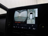 車両を上から見たような映像を表示するパノラミックビューモニター(シースルービュー機能付)。運転席からの目視だけでは見にくい、車両周辺の状況をリアルタイムでしっかり確認できます。