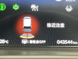パーキングセンサーシステムは走行中に障害物が迫ると音と表示でお知らせ、低速走行時時の安心感を高めます