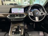 コックピットは、BMWらしくセンター・コンソールがドライバーに向けて傾けられた設計になっています。