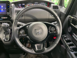 インテリアに合わせたデザインのステアリングは、運転される方のことも考え、運転しやすい形状、大きさです。是非一度、実際に触ってお確かめください。