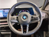 【ハンドル】ドライバーとBMW車の一体感がダイレクトに伝わるステアリングホイール。形状・太さへの拘りに加えて、操作性を高める為にスイッチ類も配置。クイックかつ安定のドライビングを体感下さい!