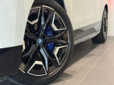 BMW純正アロイホイールはモデルやパッケージに合わせてデザインされています。洗練されたデザインで、足元の個性を引き立てます。