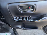 運転席パワーウィンドウスイッチとドリンクホルダーです。