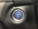エンジンスタートスイッチです。キーが車内にあれば、エンジンの始動や停止はスイッチを押すだけ!キーを取り出す手間を省き、ワンプッシュで操作できるので簡単でスムーズです。