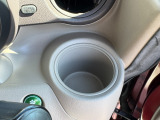 色々な場所にカップホルダーが付いていて便利です。