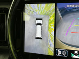 後方映像に加えて車両を上から見た表示も確認でき、駐車時に周囲の位置関係を把握するのに便利です。画面内のガイド表示を目安に、バック時の確認をサポートします。