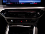 運転中にもオーディオの音量やFMの切り替えなどステアリングでの操作で切り替え可能なため、ステアリングから手を放す必要がない為、運転中でも操作が簡単でございます。