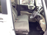 ゆったり、しっかりと座れるシートに運転席は高さ調節可能なハイトアジャスター付き!シート位置の前後と高さ、ハンドルの上下調節で自分にあった最適なポジションを見つけることができます!