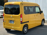 コンビネーションランプを高い位置に配置、後続車に見やすいデザインで安全にも配慮。