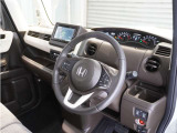 ◆視界広々で非常に運転しやすくロングドライブでも疲れを感じさせないすっきりとまとまったインパネ周りです。