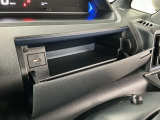 【インパネアッパーボックス】サッと取り出せてサッとしまえる、運転席の目の前にはボックスが装備されております!薄型のボックスティッシュなど収納可能☆