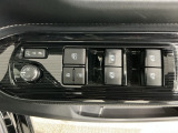 狭い駐車場で便利な電動格納ドアミラーが付いています。