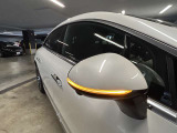 リアバンパー左右のレーダーセンサーにより車両の斜め後ろのミラーで見えない死角エリアに車両や自転車がいることを警告します。更に、側面衝突の危機があるときはブレーキを自動制御して危険回避をサポートします。