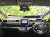 後退時の安全確認を補助するバックモニターを備えています。駐車場や車庫で車両を後ろ向きに動かす際、周囲の状況を確認する手段のひとつとして活用できます。