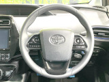 【純正革巻きステアリング】上質な革を使用することで、手にしっかり馴染みとても運転しやすいハンドルです♪