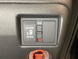 左側電動スライドドアは運転席からでも操作ができるように、ハンドル付近に開閉の操作スイッチが付いています。
