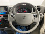 【ハンドル回り】インテリアに合わせたデザインのステアリングは、運転される方のことも考え、運転しやすい形状、大きさです。ぜひ一度、実際に触ってお確かめください。