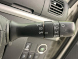 【オートライト】周りの明るさに応じて自動でヘッドライトの点灯・消灯ができる機能です!ライトの付け忘れ・消し忘れなどが無くなり、雨の日や夕方の走行も安心!トンネル通過時も便利ですね♪