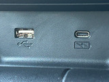 エアコンパネル下にはナビと連動したUSB(Aタイプ)と充電用USB(Cタイプ)をご用意してます。