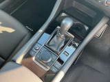 コマンダーコントロール。スイッチを探すことなく自然に手を下した位置に配置。手元を見ることなく、各種操作が行えます。