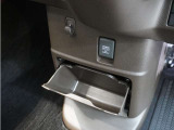◆センターロアボックス◆インパネ中央の下部には、ごみ箱としても使用する事ができるセンターロアボックスを装備しております。