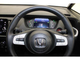 ハンドル左側にはオーディオ操作が出来るオーディオリモートコントロールスイッチ、右側にはHondaSENSINGとオートクルーズスイッチを装備!長距離運転や高速道路の運転では大活躍です!