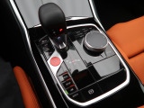 【シフトノブ】BMWの高性能オートマチックは、ATセレクトレバーを左側に倒すことで、通常の「D」から「S」(スポーツ)または「M」(マニュアル)へと切り替えが可能です。