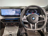 【ハンドル】ドライバーとBMW車の一体感がダイレクトに伝わるステアリングホイール。形状・太さへの拘りに加えて、操作性を高める為にスイッチ類も配置。クイックかつ安定のドライビングを体感下さい!