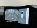 パノラミックビューモニターシステムが付いているので車の上から見た映像が確認できますよ。 一目で車両周辺の情報を確認できますが、直接安全をご確認下さい。