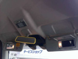 女性の方は必見!運転席と助手席のサンバイザー裏にバニティミラーが付いてます!身だしなみチェックに役立ちます。