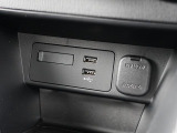 CD/DVD再生プレーヤーは装備されておりませんがフルセグTVチューナー、USB端子やブルートゥースオーディオは備えています。
