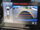 マルチビューカメラを装備しています。車両前後左右に装備した4個のカメラで上空から見下ろしたように路面を映し出す「グラウンドビュー」などの高精細な映像をボタン操作で状況に応じナビ画面に表示します。