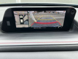 360&deg;ビューモニターのトップビューとフロントノーマルビューです。信号待ち等での車間距離の確認や、車庫入れの際に役立ちます。