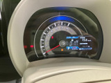 速度計と液晶表示を組み合わせたメーターで、走行に関わる情報をまとめて確認できます。表示項目がひと目で把握しやすく、運転中も必要な情報を確認しやすい配置です。