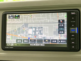 道路や周辺施設が画面上に表示され、目的地までの道筋を確認しやすい地図表示です。縮尺や周辺情報を見ながら、初めて訪れる場所への移動にも役立ちます。