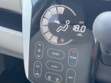 【オートエアコン】一度お好みの温度に設定すれば、車内の温度を検知し風量や温度を自動で調整。暑い&hellip;寒い&hellip;と何度もスイッチ操作をする必要はありません。快適な車内空間には必須の機能ですね