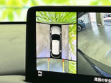 後方と車両周囲の映像を画面で確認でき、駐車時の安全確認に役立ちます。目視だけでは確認しにくい周辺の様子も把握しやすく、駐車や切り返しの際に心強いサポートとなる装備です。