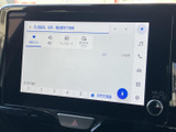 タッチ画面に検索やお気に入りなどの項目が並び、目的の機能を見つけやすい構成です。画面脇にも各メニューへのアイコンが表示され、移動前の設定や確認に役立ちます。