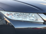 シャープなデザインの明るくて長寿命のLEDヘッドライト採用